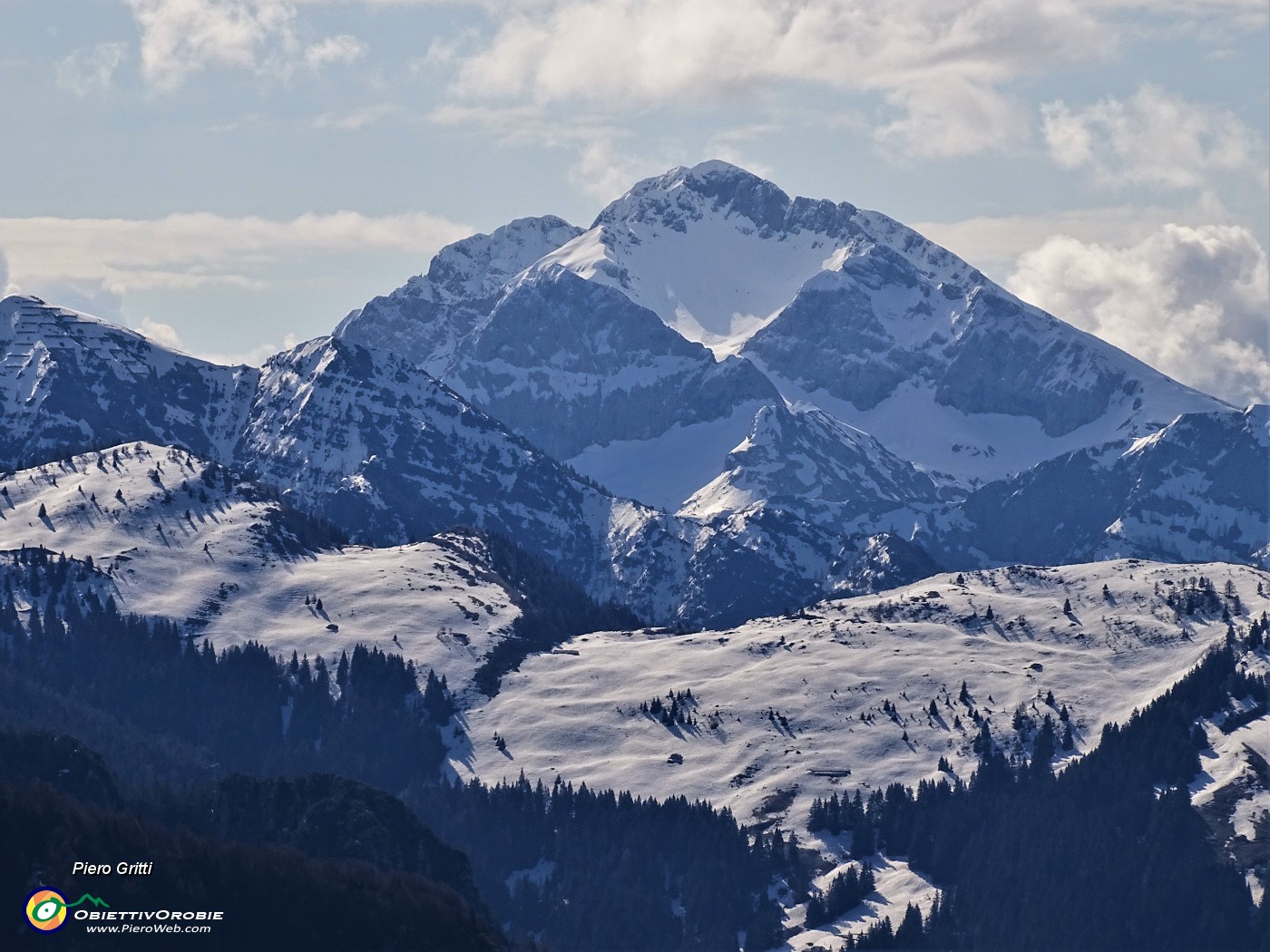 23 Zoom verso Pizzo Arera (2512 m) ancora ben innevato sul versante nord.JPG